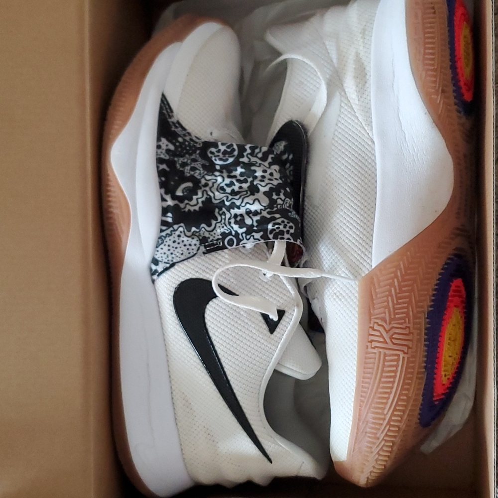 Kyrie Low Sneakers